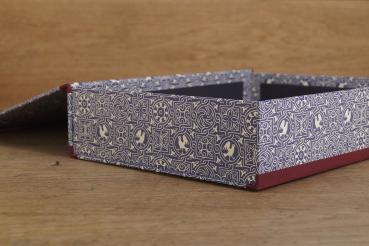 Box mit aufklappbarem Deckel für das Aufbewahren von Erinnerungen